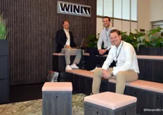 Robin Salm, Rogier Blank en Ralf Buster van WINI testen de nieuwe Platforms, waarmee op een flexibele manier zitplekken op een kleine ruimte gecreëerd kan worden.